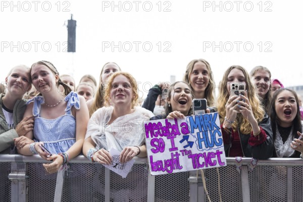 Festival visitors celebrate Mark Ambor's performance at the Lollapalooza Festival in the Olympiastadion and on the Maifeld, Berlin, 12.07.2025