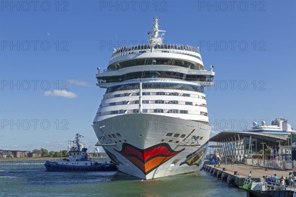Cruise ship AIDAmar is pushed against the quay wall by tugboats, Warnow, Warnemünde, Rostock, Mecklenburg-Western Pomerania, Germany
