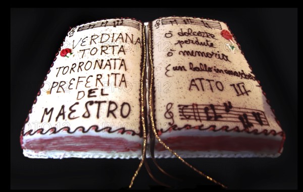 Shop window decoration, a cake in honor of Giuseppe Verdi, Busseto, Province of Parma, Emilia-Romagna, Italy