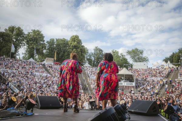 Dynelle Rhodes (Armstead) and Dorrey Lyles, singers of the Weather Girls at the Berlin Rundfunk 91.4 Open Air in the Berlin Parkbühne Wuhlheide on 05.07.2025
