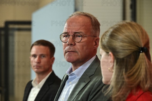 Matthias Miersch (centre), Chairman of the SPD parliamentary group, and Sonja Eichwede, one of the deputies, at the press statement in front of the parliamentary group meeting room in the Reichstag
