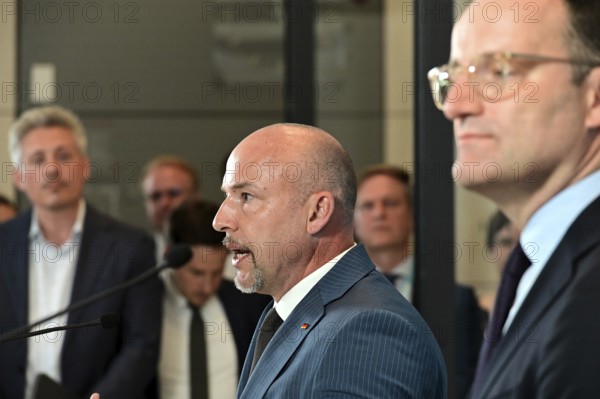 On the right, the chairman of the CDU/CSU parliamentary group, Jens Spahn (CDU), and his deputy Alexander Hoffmann (CSU) at the weekly press statement in front of the parliamentary group meeting room in the Reichstag. This time it was about the expert opinion on the purchase of masks, among other things