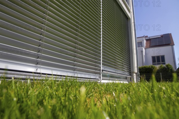 External blind on a large sliding window