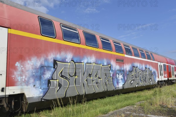 Double-decker carriage, double-decker train, double-decker carriage with graffiti