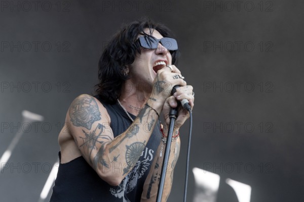 Remington Leith, singer, frontman, Palace Royale, rock band, USA, live open air at the Citadel Music Festival, 21 June 2025, Spandau Citadel, Berlin, Germany < english> Remington Leith, singer, frontman, Palace Royale, rock band, USA, live open air at the Citadel Music Festival, June 21, 2025, Spandau Citadel, Berlin, Germany