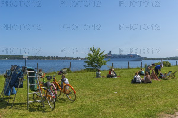 Waterkant Festival 25 in front of Kiel Week 2025 on the MGF 5 site on the Kiel Fjord, annual meeting place for founders of start-up companies with innovative ideas for new technologies, ecology and society, workshops and exhibitions, discussions in the outdoor area at Kiel Holtenau, Schleswig-Holstein, Germany
