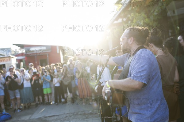 The Chrosiv choir plays and sings in front of the bathhouse on the RAW site as part of the Fête de la Musique. The music event, which originated in France, has been held as a street event on the longest day of the year on 21 June since 1982. The Fête de la Musique has also been held in Berlin since 1995 and is celebrating its 30th anniversary this year. 21.06.2025