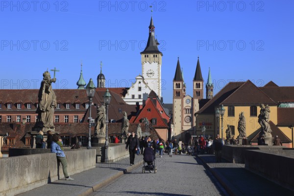 View over the Old Main Bridge to the Grafeneckart and St Kilian's Cathedral, Würzburg, Lower Franconia, Bavaria, Germany