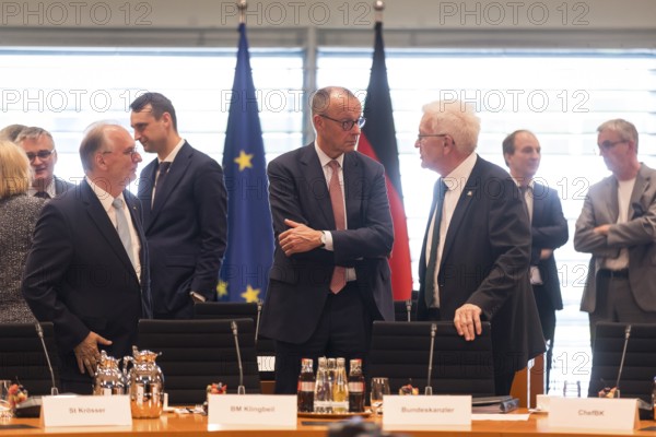 Friedrich Merz (CDU, Federal Chancellor) and Winfried Kretschmann (Bündnis90/Die Grünen, Minister President of Baden-Württemberg) in front of the meeting between Federal Chancellor Friedrich Merz and the heads of government of the federal states in the International Conference Hall of the Federal Chancellery, Berlin, 18 June 2025