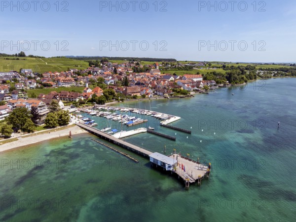 Luftbild von der Bodenseegemeinde Hagnau, Winzerdorf und beliebter Ferienort am Bodensee, mit dem am 23.Mai 2025 eingeweihten, neuen Westhafen, Yachthafen und der Schiffanlegestelle, Bodenseekreis, Baden-Württemberg, Deutschland