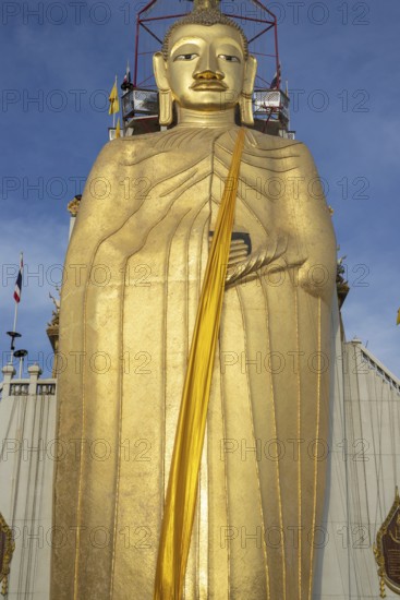 32 metre high standing Buddha decorated with glass mosaics and 24 carat gold, the upper knot of the Buddha image contains a relic of Lord Buddha, which was brought from Sri Lanka, Luang Pho To or Phrasiariyametri, Wat Intharawihan, the temple was built at the beginning of the Ayutthaya period, Bangkok, Thailand