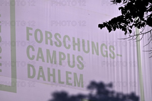The Dahlem Research Campus is the name given to the scientific and academic institutions and museums surrounding the Freie Universität Berlin, which is located in the south-west of Berlin. These banners stand in front of the state museums in Lansstraße