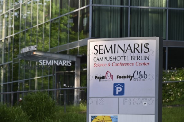 The Seminaris Campus Hotel is located between university, cultural and scientific institutions on the Dahlem research campus
