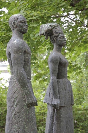 Free Africa by Gerhard Geyer 1961, bronze sculpture, African, African, African woman, woman, standing, couple, symbol, Halle an der Saale, Saxony-Anhalt, Germany