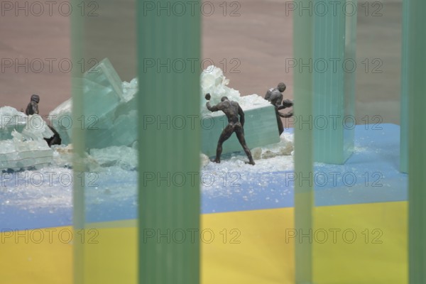 Sculpture un-be-greif-bar by Roland Lindner 2022, incomprehensible, unimaginable, not possible, modern art, small figures, armoured glass, thick panes of glass, broken glass, shards of glass, splinters, destruction, destroy, break, defective, devastation, fragments, strength, small figures, interior view, inside, interior shot, St. Wenceslas, town church, Saale, Naumburg, Saxony-Anhalt, Germany