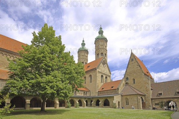 Late Romanesque UNESCO Cathedral of St Peter and St Paul with twin towers, inner courtyard with cloister, landmark, Saale, Naumburg, Romanesque Road, Saxony-Anhalt, Germany