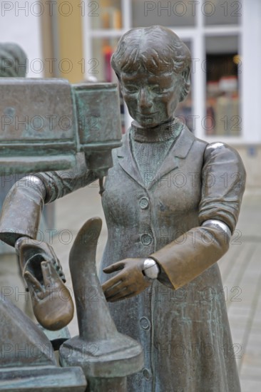 Town fountain by Bonifatius Stirnberg 2000, bronze sculptures on the historical town history with symbols for shoemaking tradition, craft, industry, quilting machine, machine, shoes, manufacture, economy, production, Weißenfels, Saxony-Anhalt, Germany