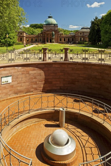 Imperial fountain with Kaiser Wilhelm's bath and monument to Kaiser Wilhelm I in the spa gardens of Bad Homburg vor der Höhe, Hesse, Germany