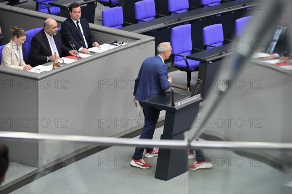 Christoph Schmidt (SPD) speaks on the Gaza war item on the agenda of the eleventh session of the Bundestag
