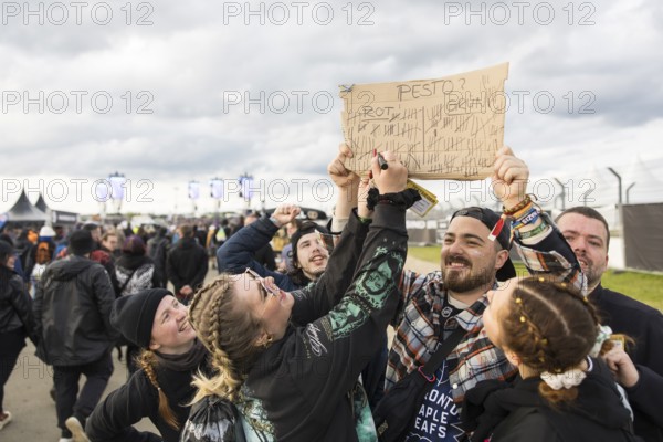 Marian from Braunschweig has a vote on the colour of pesto (red vs. green) at the Rock am Ring Festival on Sunday, Nürburgring race track race track, 08.06.2025