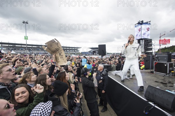 Felix Brummer (Felix Kummer), singer of Kraftklub at a secret gig of the band at the Rock am Ring Festival on Saturday, Nürburgring race track race track, 07.06.2025