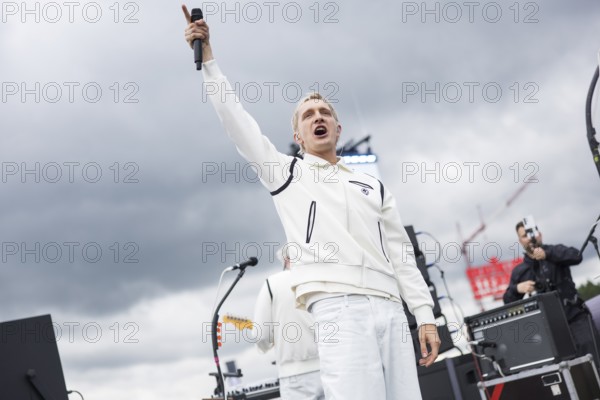 Felix Brummer (Felix Kummer), singer of Kraftklub at a secret gig of the band at the Rock am Ring Festival on Saturday, Nürburgring race track race track, 07.06.2025