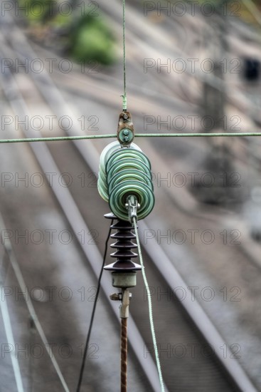 Traction current, overhead line, detail, tensioning of current-carrying lines, insulators, power supply to trains