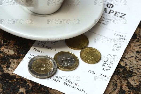 Tip, euro coins with receipt