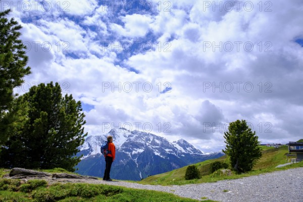 Hiker on the panorama trail, Penken, Finkenberg, Mayrhofen, Zillertal, Tyrol, Austria