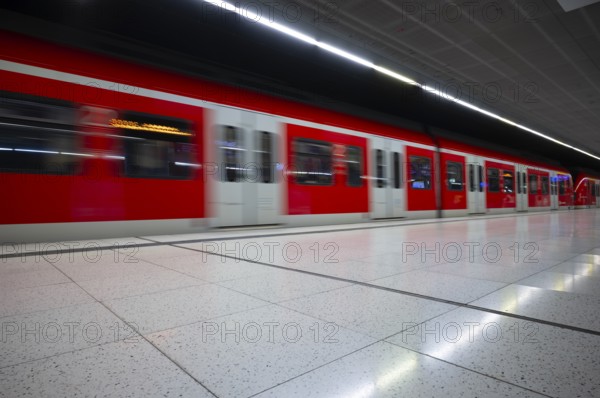 Underground incoming S-Bahn, train, class 420 in traffic red, platform, stop, Stadtmitte station, public transport, movement effect, VVS, VerkehrsverbundStuttgart, Baden-Württemberg, Germany