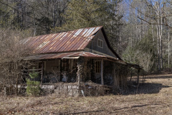 Abandoned cabin in the Chattahoochee National Forest near Blue Ridge, Georgia, USA