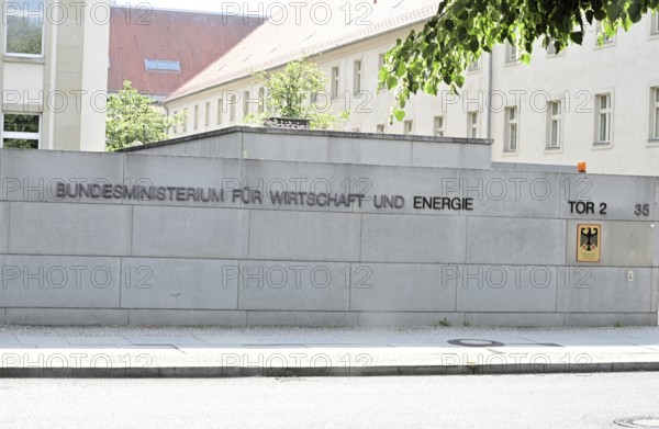 Das Bundesministerium für Wirtschaft und Klimaschutz heißt jetzt Bundesministerium für Wirtschaft und Energie. Die neuen Lettern wurden an dem Gebäude in der Scharnhoststraße angebracht. Das Wort Energie ist deutlich dunkel abgehoben. Auf dem Blechschild mit dem Bundesadler ist noch die alte Version mit Klimaschutz zu sehen