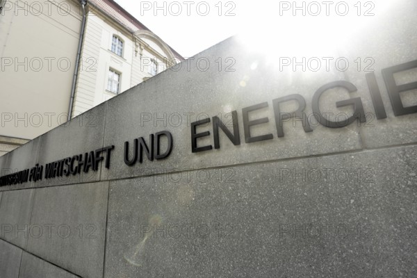 Das Bundesministerium für Wirtschaft und Klimaschutz heißt jetzt Bundesministerium für Wirtschaft und Energie. Die neuen Lettern wurden an dem Gebäude in der Scharnhoststraße angebracht. Das Wort Energie ist deutlich dunkel abgehoben