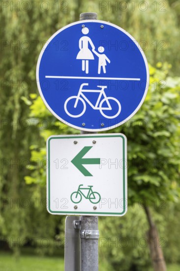 Nahaufnahme, Verkehrsschild, Gemeinsamer Rad- und Fußweg, Verkehrszeichen ZWW 2 Radweg links, Fußgänger und Radweg, Deutschland