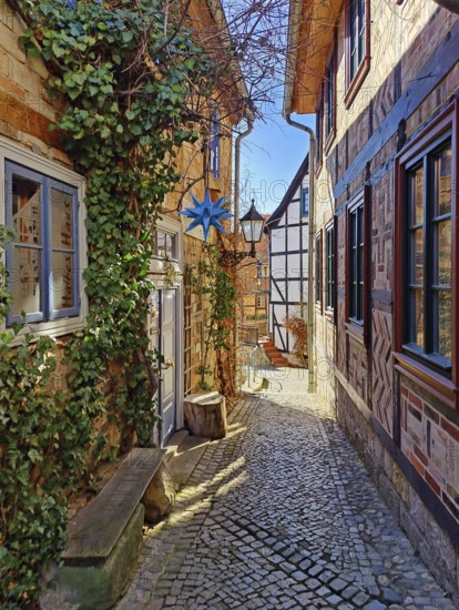 Narrow, romantic passageway with half-timbered houses on the Schlossberg, Old Town of the World Heritage City of Quedlinburg, Saxony-Anhalt, Germany