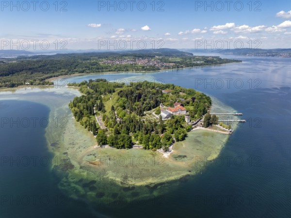Die Insel Mainau im Bodensee mit dem Schiffanleger und dem barocken Schloss Mainau, erbaut zwischen 1739 und 1746, Luftbild, Landkreis Konstanz, Baden-Württemberg, Deutschland