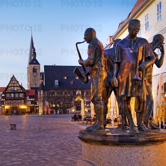 Market with town hall, market church and fountain Münzenberg musicians in the evening, World Heritage City of Quedlinburg, Saxony-Anhalt, Germany