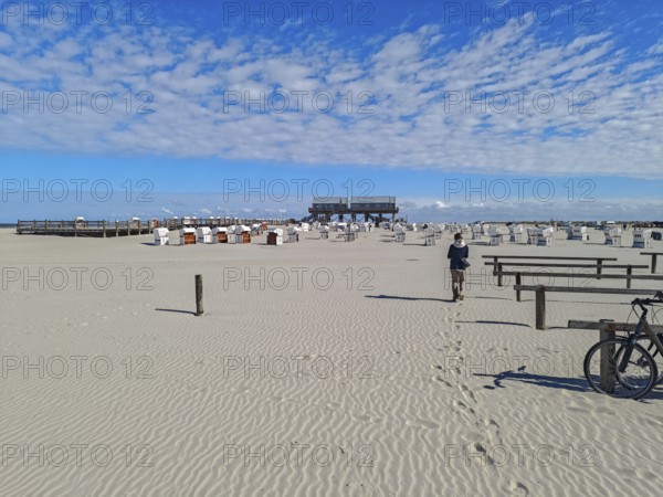 Preparing for the high season on the beach, setting up the beach chairs, North Sea, on the edge of the Wadden Sea National Park and UNESCO World Heritage Site, pile dwellings, sunshine and blue sky, SPO, Sankt Peter-Ording, Schleswig-Holstein, Germany