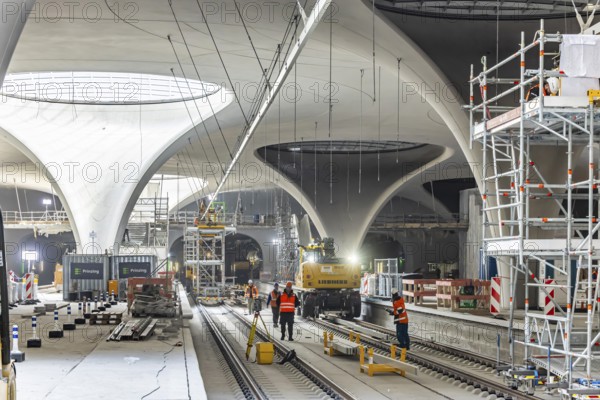 The last rails are being welded at the new main station. All the rails are now in place between Feuerbach and Wendlingen. The last gaps between the rails have been closed using the Thermit welding process. The infrastructure project is scheduled to go online at the end of 2026. Deutsche Bahn estimates the total cost of Stuttgart 21 at around eleven billion euros. Stuttgart, Baden-Württemberg, Germany
