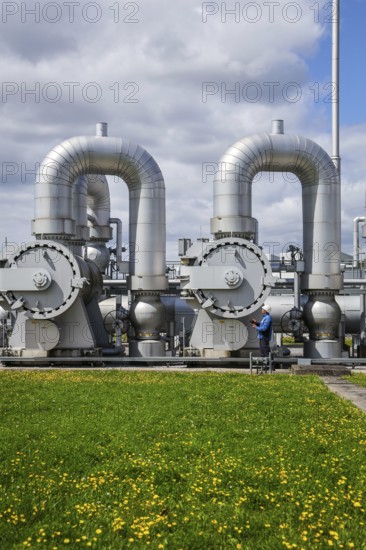 Werne, North Rhine-Westphalia, Germany, compressor station for natural gas and, in future, hydrogen. Open Grid Europe will use its H2 training line to train engineers and tradespeople to become experts in handling hydrogen in the long-distance gas grid. The OGE compressor station in Werne is the central hub in the German natural gas grid. At around 25 billion cubic metres per year, around a quarter of the natural gas consumed in Germany flows through the Werne compressor station. The natural gas flows into the station from northern Germany, the North Sea and the Netherlands via five large entry pipelines. After the gas has been purified, it is compressed by eleven compressors driven by gas turbines with a total drive power of approx. 160, 000 kW. With outlet pressures of up to 100 bar, the gas flows leave the station via eight outlet pipes and are distributed throughout Germany in all directions