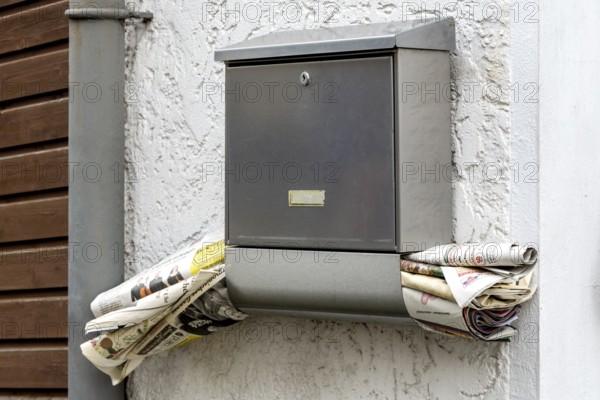 Letterbox, overfilled, clogged, advertising leaflets, weekly papers, brochures, newspapers, advertising, advertisement, Ortenberg, Wetterau, Hesse, Germany