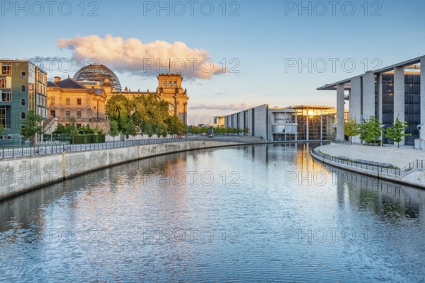 Reichstag, Paul-Löbe-Haus and Marie-Elisabeth-Lüders-Haus on the banks of the Spree in the first morning light, Spreebogen, government district, Mitte, Berlin, Germany