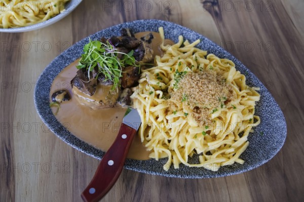 Rübli Restaurant, Restaurant, Bar, Dining restaurant, Swabian cuisine, Beef steak with mushrooms and cream sauce, homemade spaetzle, with breadcrumbs, served on a plate, Food and drink, Food, Knife, Meat dish, Freiberg am Neckar, Baden-Württemberg, Germany