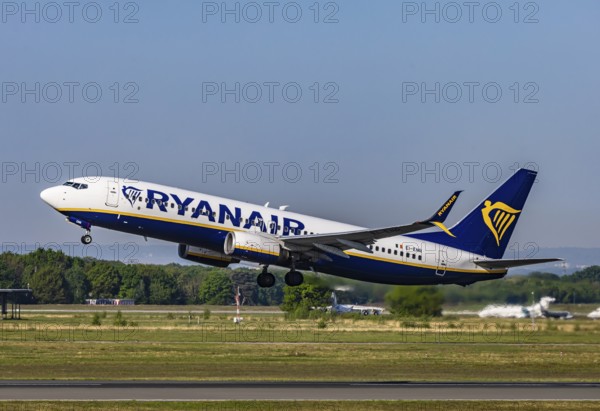 Cologne Bonn Airport. Aircraft taking off. Aircraft registration EI-ENR, Ryanair, Boeing 737-800, Cologne, North Rhine-Westphalia, Germany