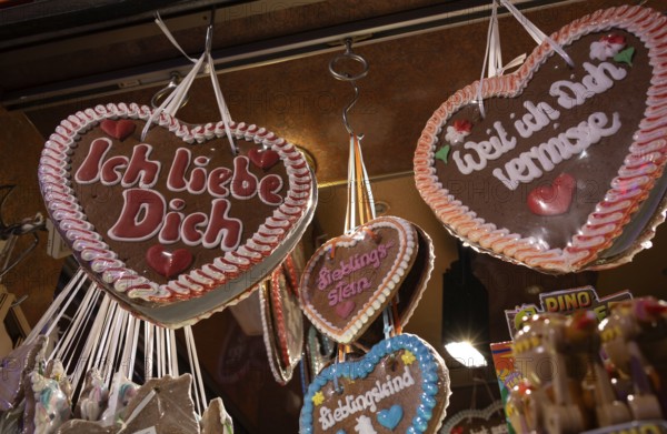 Sales stand, gingerbread hearts, inscription ICH LIEBE DICH sweets, sweets, advertising, neon lighting, ice cream, Cannstatter Wasen, night shot, funfair, spring festival, folk festival, Bad Cannstatt, Stuttgart, Baden-Württemberg, Germany
