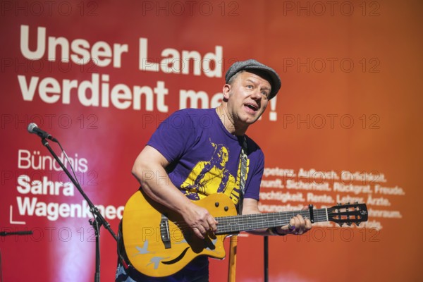 Tino Eisbrenner plays music on stage. Election event of the party Bündnis Sahra Wagenknecht for the Bundestag election 2025 in Stuttgart, Baden-Württemberg, Germany