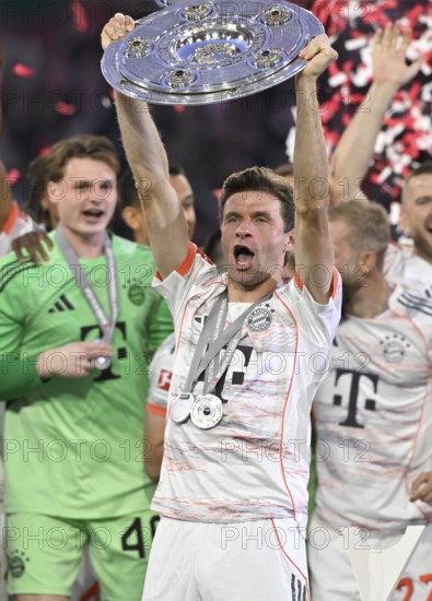 FC Bayern Munich FCB celebrates 34th championship title, championship celebration, championship trophy, trophy, cup, Thomas Müller (25) Goalkeeper Jonas Urbig (40) Allianz Arena, Munich, Bavaria, Germany