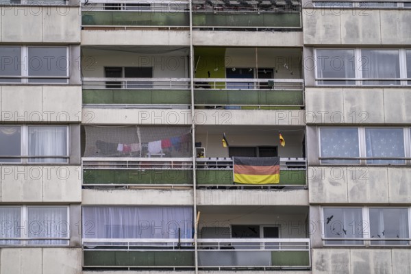 Duisburg-Hochheide, large housing estate Wohnpark Hochheide, 6 20-storey high-rise buildings with over 1440 flats, from the 1970s, two high-rise buildings called Weißer-Riese were demolished, another one is empty and will be gutted, is to be demolished at the end of 2025 and the land will be converted into the Hocheide municipal park, here the still inhabited building Otto-Strasse 58-64, Duisburg, North Rhine-Westphalia, Germany