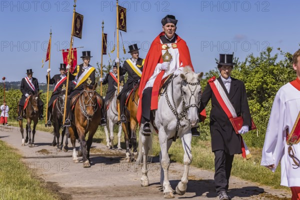 Blutritt Weingarten in Oberschwaben. Dekan Ekkehard Schmid trägt als Heilig-Blut-Reiter die Reliquie. Rund 1800 Reiter und (seit 2022 auch) Reiterinnen in Frack und Zylinder ziehen zur Verehrung der Heilig-Blut-Reliquie durch Stadt und Flur. Der Blutritt in Weingarten gilt als größte Reiterprozession Europas. Weingarten, Baden-Württemberg, Deutschland