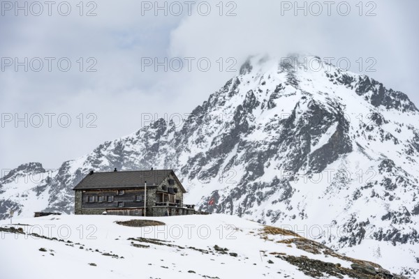 Piz Bever, winter in the mountains, Chamanna Jenatsch CAS, Swiss Alpine Club hut, Val Beve, Graubünden, Switzerland